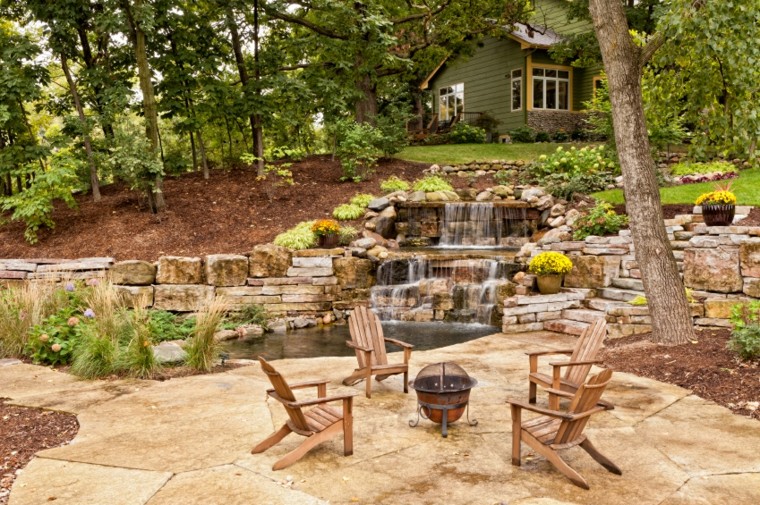 caidas de agua y muebles de madera en el jardín diseño de jardines muebles teca lugar fuego caida agua ideas