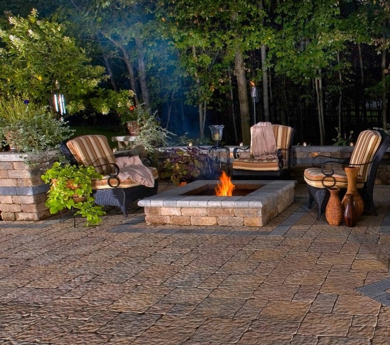 lugar de fuego en el jardín muy romántico jardines lugar fuego sillas rattan cojines ideas