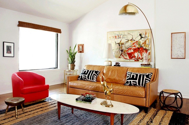 lampara dorada sofa rojo sillon