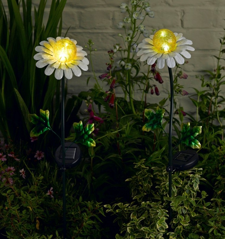 lamparas exterior flores margaritas jardin