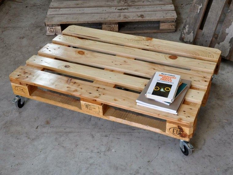 libros madera patio interior mesa