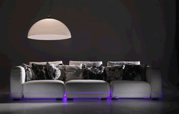 luces violetas sofa blanco 