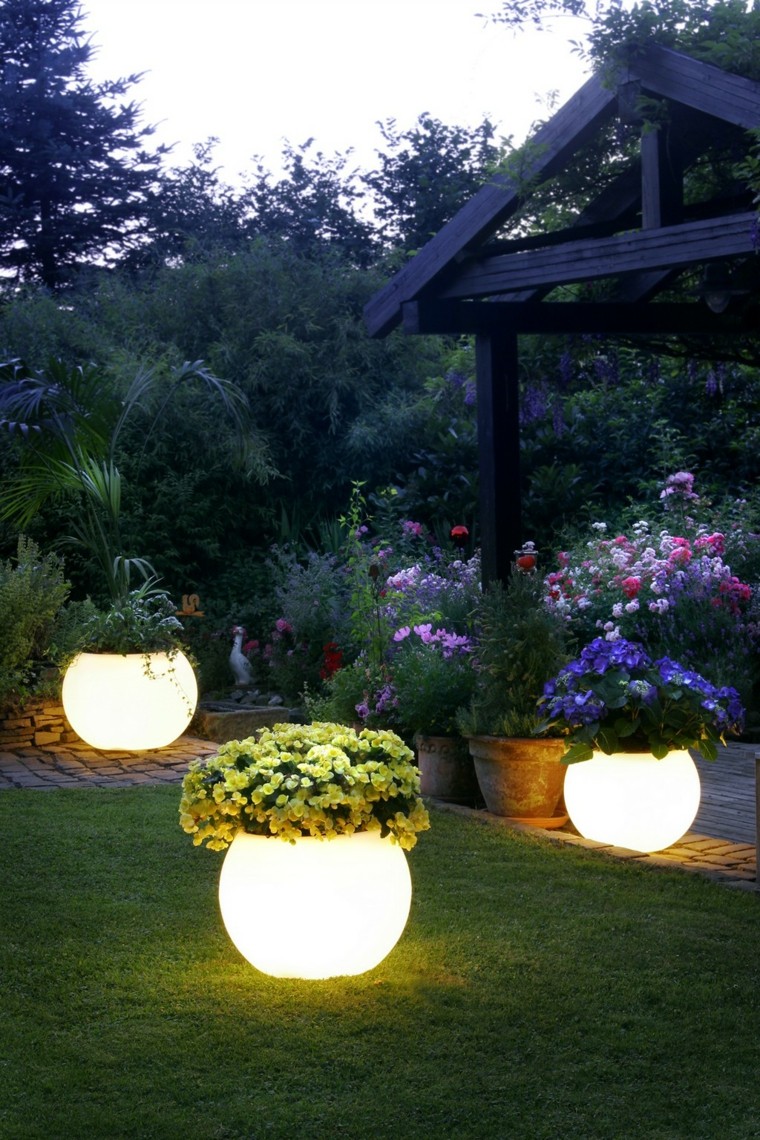 maceteros luminicos grandes patio flores