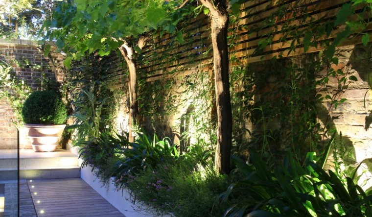 madera jardinera plantas flores muro madera