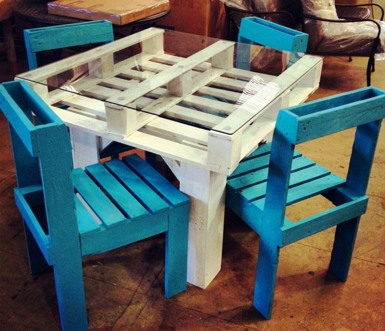 decoración con palets mesa blanca sillas azules ideas interesantes
