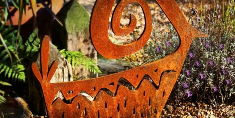 figuras de metál oxidado en el jardín metal herrumbre figura decorativa jardin ideas
