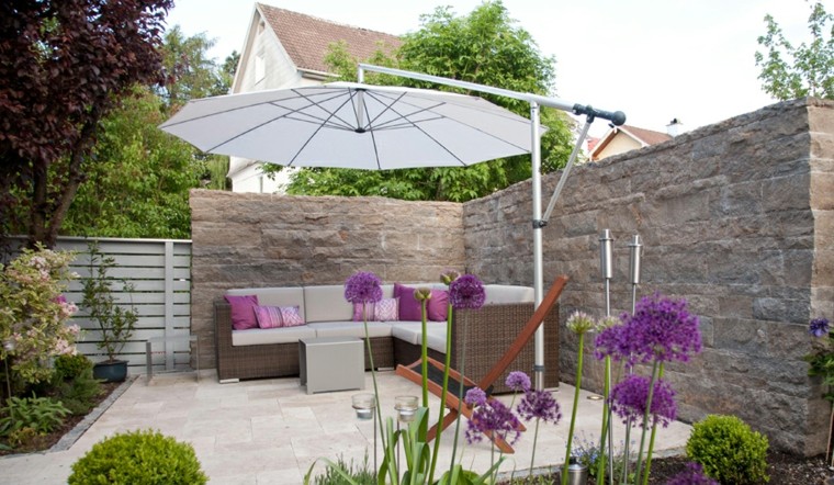 muralla sombrilla blanca sofa flores preciosas ideas