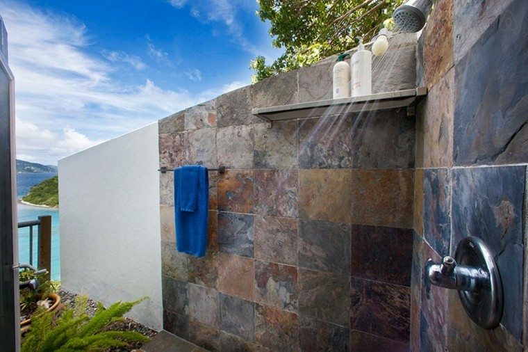 muro piedra baldosas duchas jardin