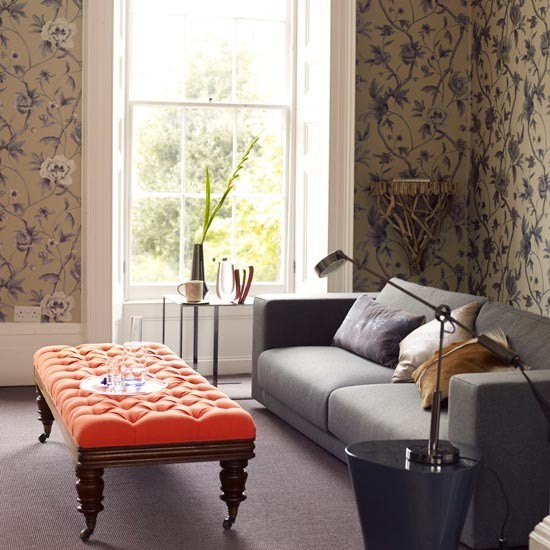 papel pared estampa floral taburete naranja salon moderno