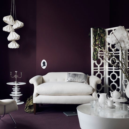 paredes color purpura oscuro salon butaca grande moderno