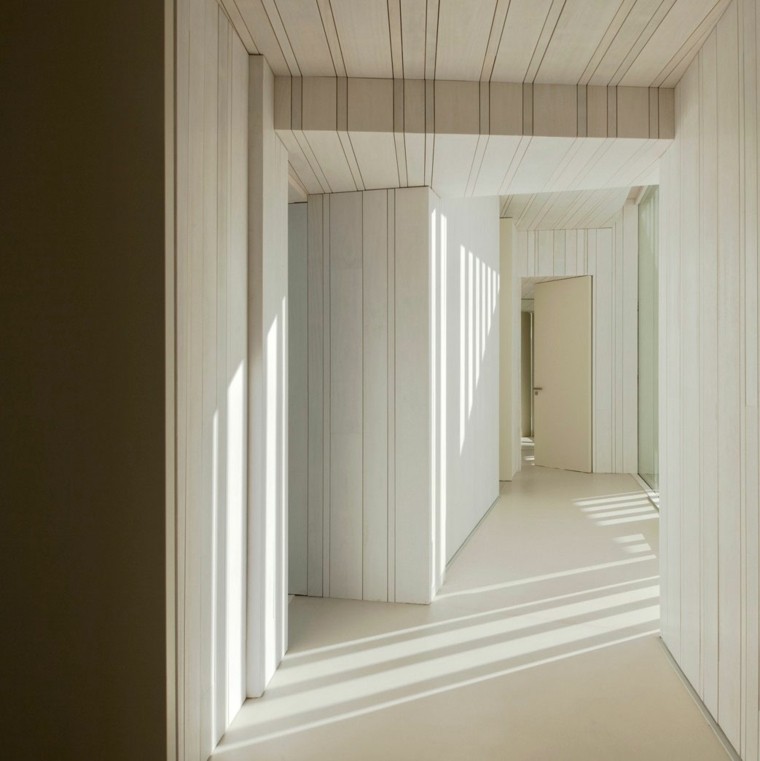 pasillo color blanco puetas madera casa Sardinera ideas