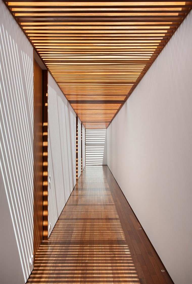 pasillo largo luminoso suelo techo laminas madera 