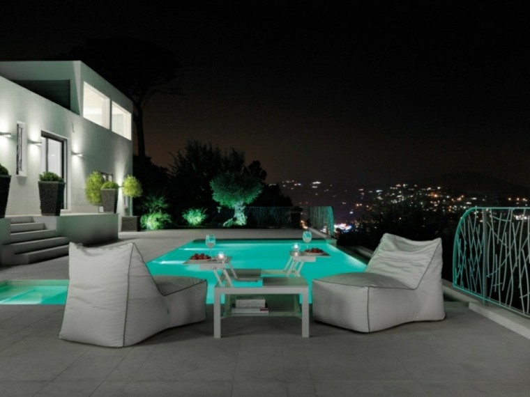 patio diseño piscina sillones luces