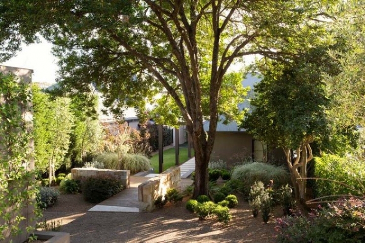 Arena y gravilla para el diseño de jardines modernos