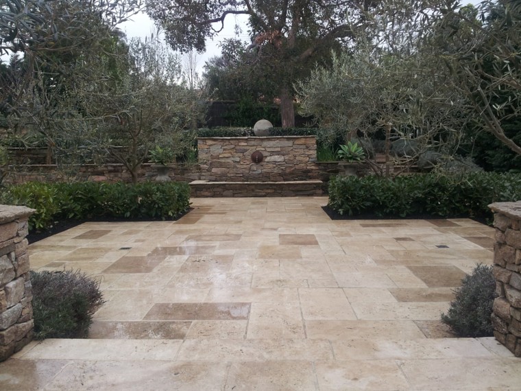 patio y estanque patio piedras jardin esferas estanque