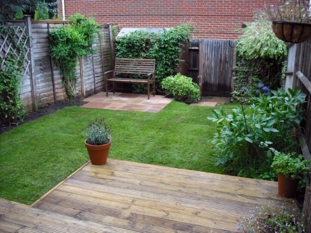 patio trasero plataforma madera plantas