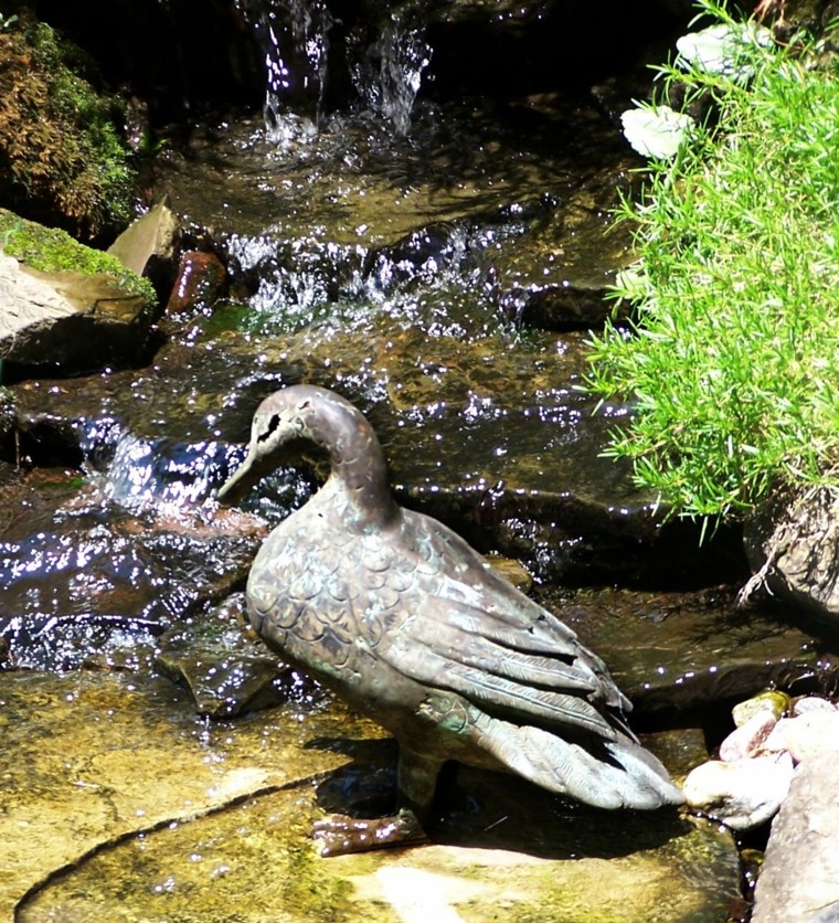 pato piedra cascada jardin agua