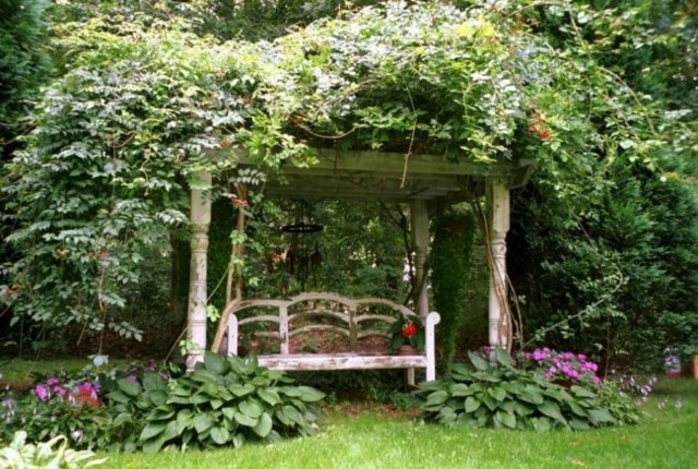 pergola madera cubierta plantas flores