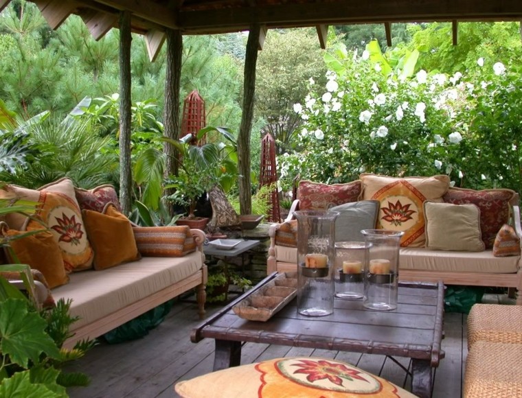 planatas jarrones sofa madera cojines