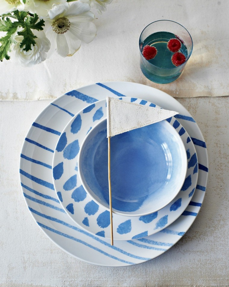 platos pintados garabatos pincel azules
