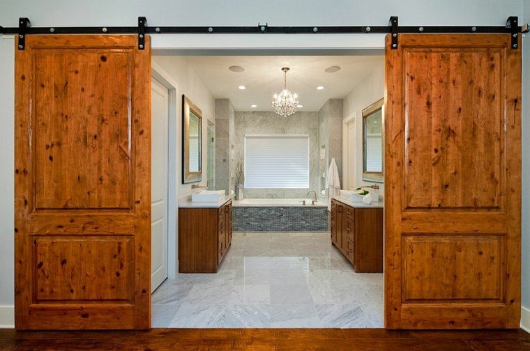 puertas madera barnizada cuarto baño