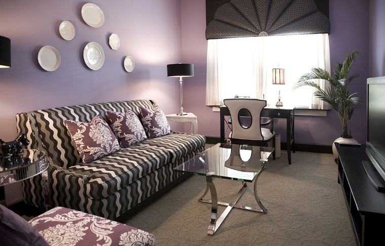 purpura agradable pared decorada platos