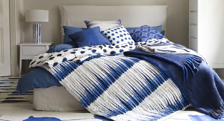 ropa cama brochazos garabatos azules