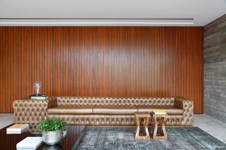 salon amplio luminoso pared madera sofa grande larga