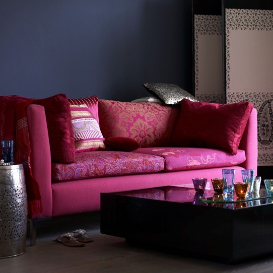 salon oscuro pared azul sofa purpura ideas