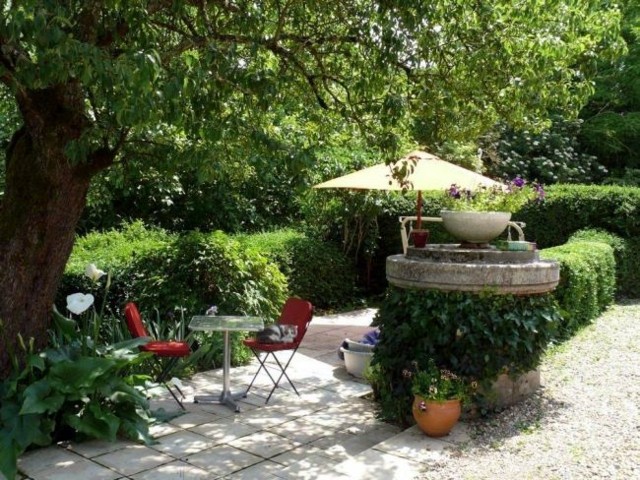 sillas rojas muebles jardin sombrilla