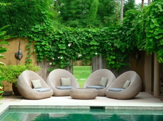 sillones redondos mimbre paisaje jardin