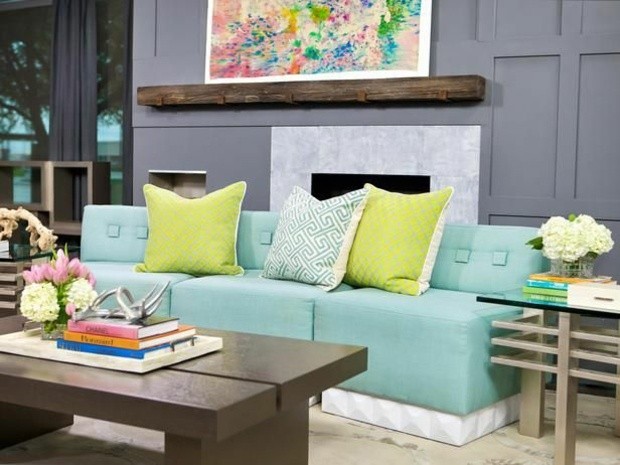 sofa color celeste cojines verdes