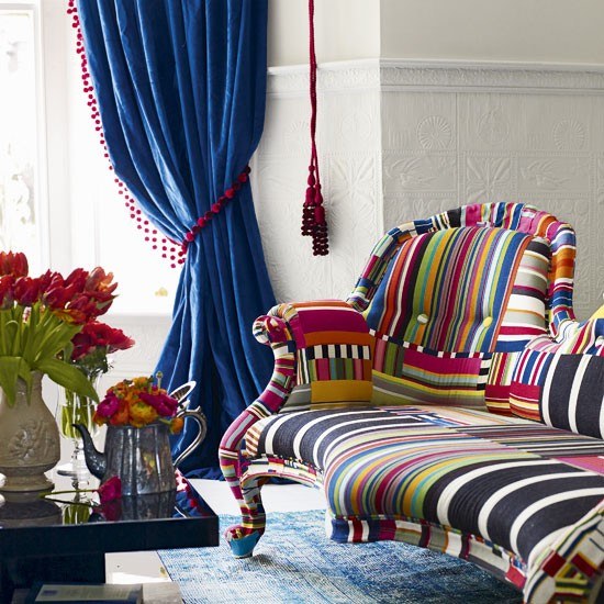 sofa colores vibrantes cortina azul ideas salon moderno