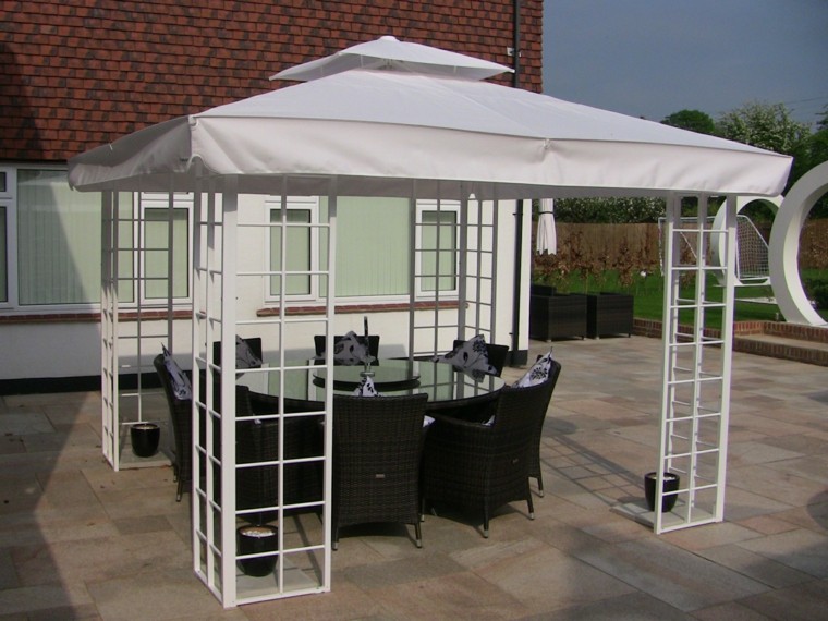 terraza pergola blanca muebles rattan mesa redonda ideas