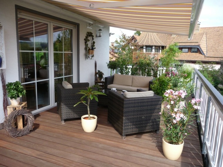 terraza suelo madera muebles rattan macetas ideas