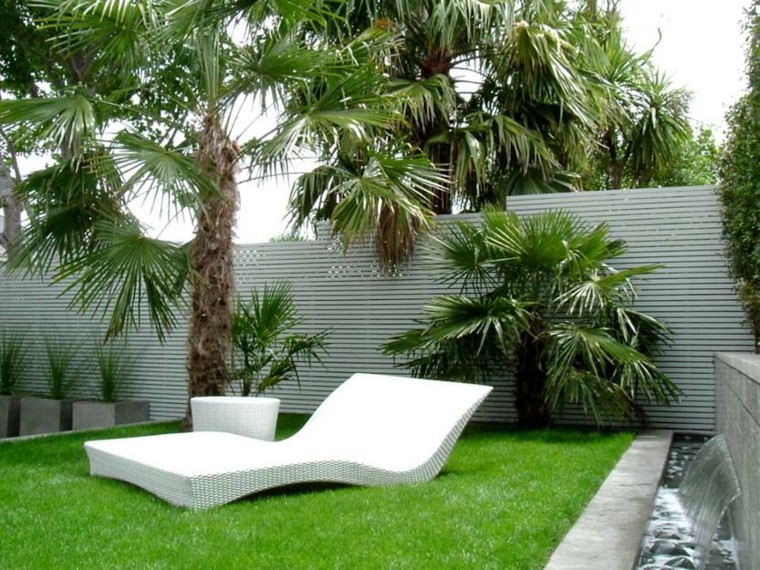 contraste con tumbona tumbona patio trasero muro listones horizontales