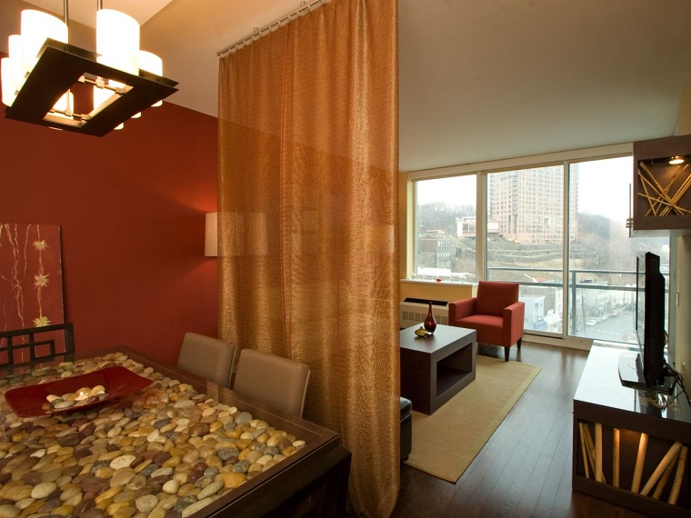vivienda mesa baldos cortina separa espacios ideas