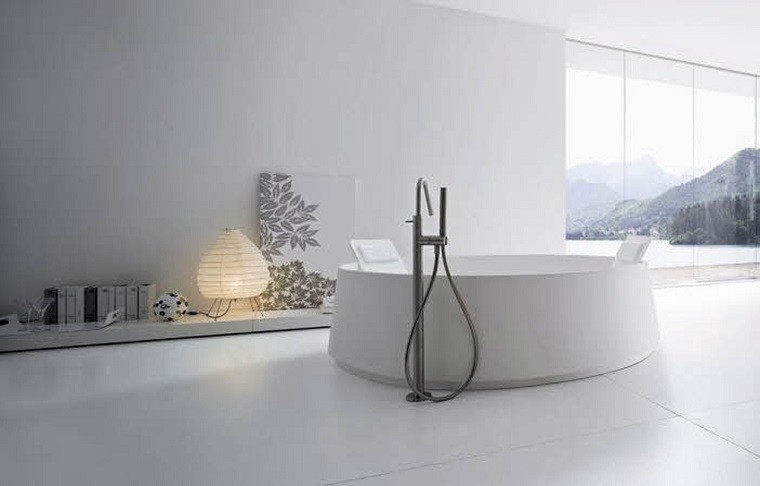 baño blanco bañera redonda moderna