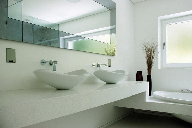 baño lujoso color blanco moderno