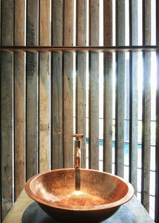 cuarto baño madera lavabo cobre