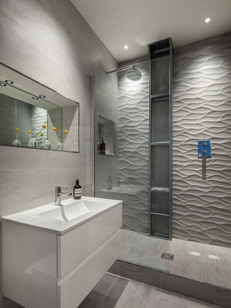 cuuarto baño pared relieve gris