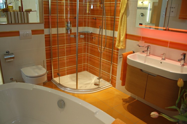 cuarto baño pequeño color naranja
