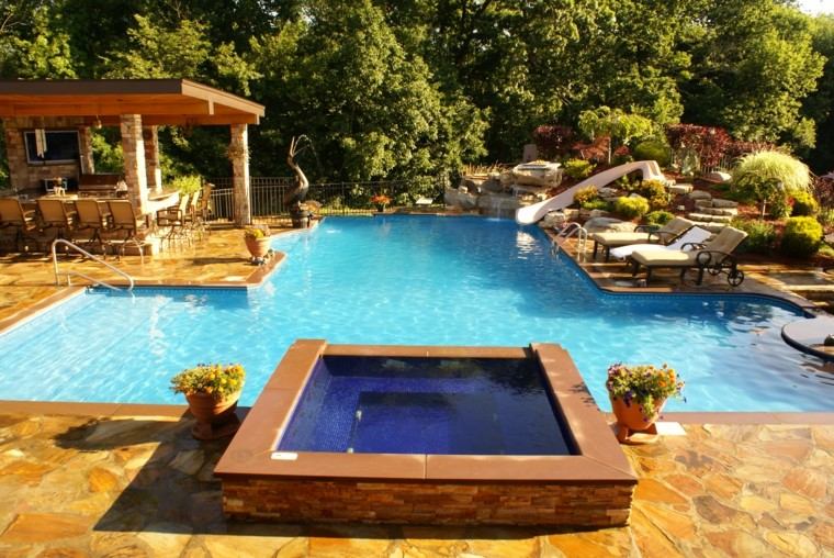 bonito diseño jardin jacuzzi piscina