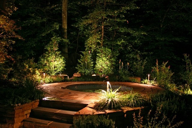 bonito jacuzzi exterior jardin noche