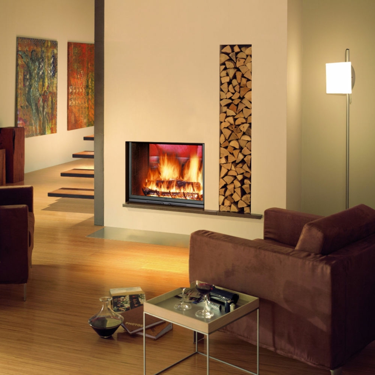 chimenea diseño troncos lampara sofa