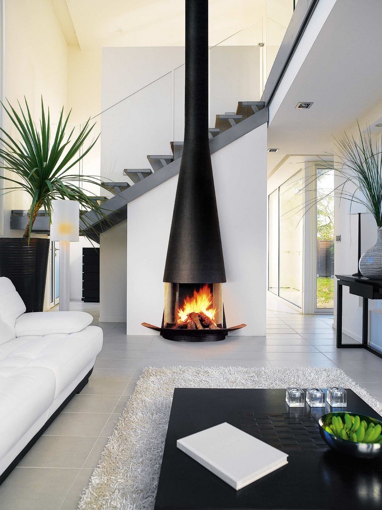 chimenea negra fuego techo alto salon ideas
