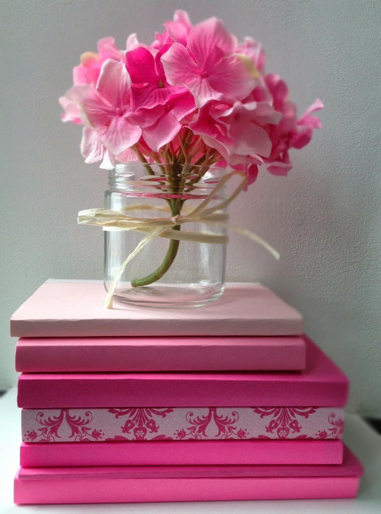 detalle floral rosa libros lazo