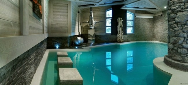 diseño piscina interior cubierta piedra