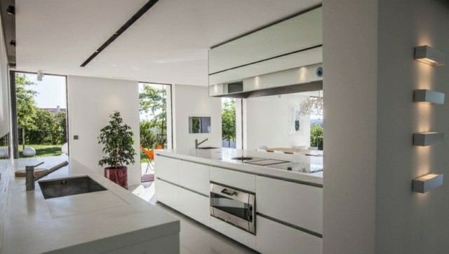 diseño cocina blanca moderna patio
