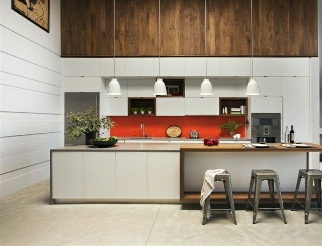 diseño cocina moderna pared roja